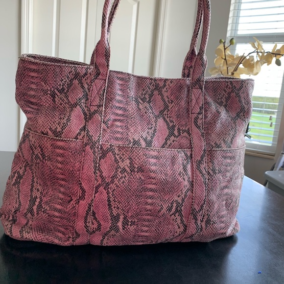 BCBG TOTE - Picture 1 of 6